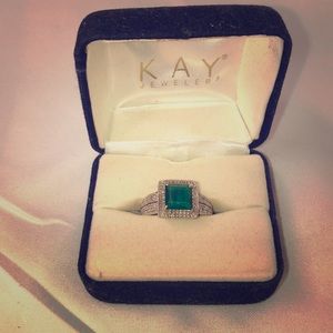 White gold emerald stone ring